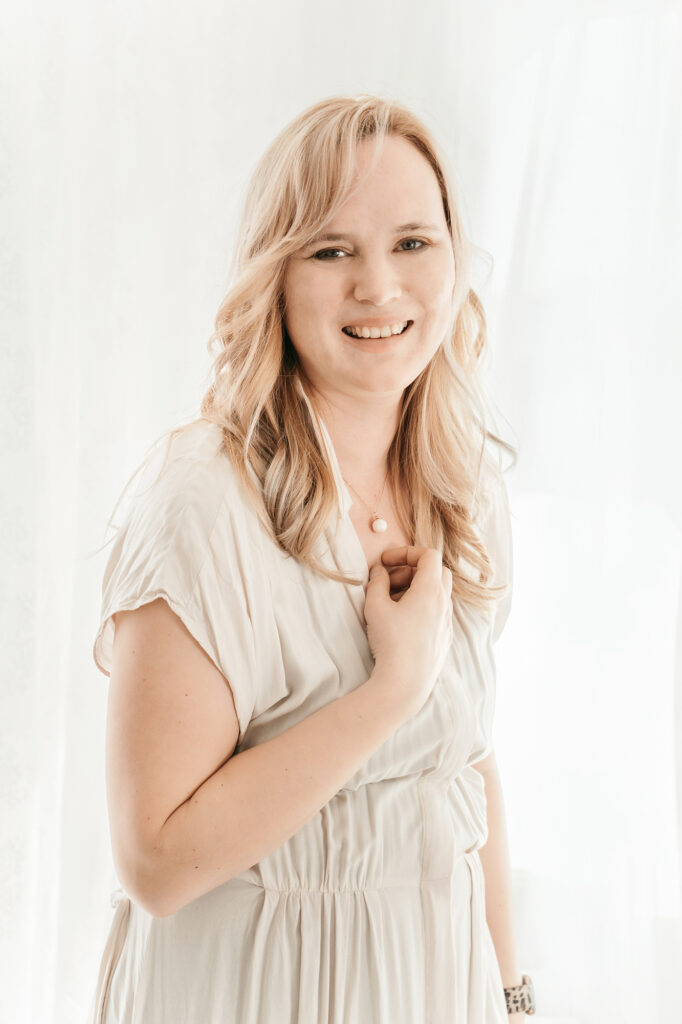 Daniela Frank, mobile Babyfotografin aus Freilassing, Porträtfoto lachend