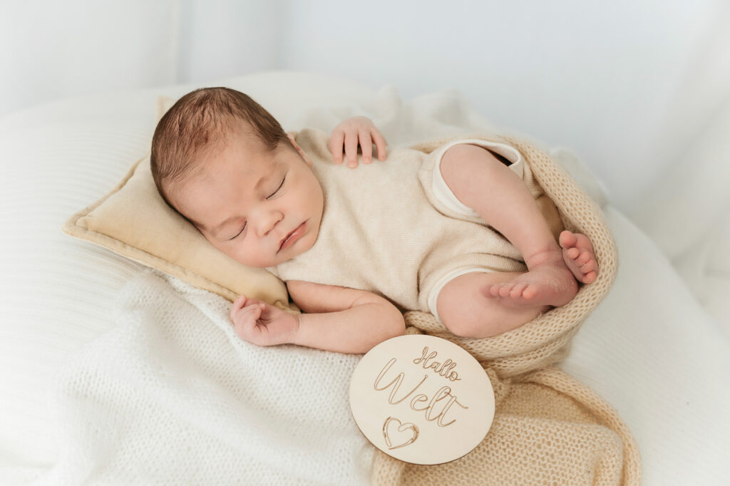 Newborn-Fotoshooting Baby schlafend zuhause bei Straßwalchen (AT) zeitlos pur
