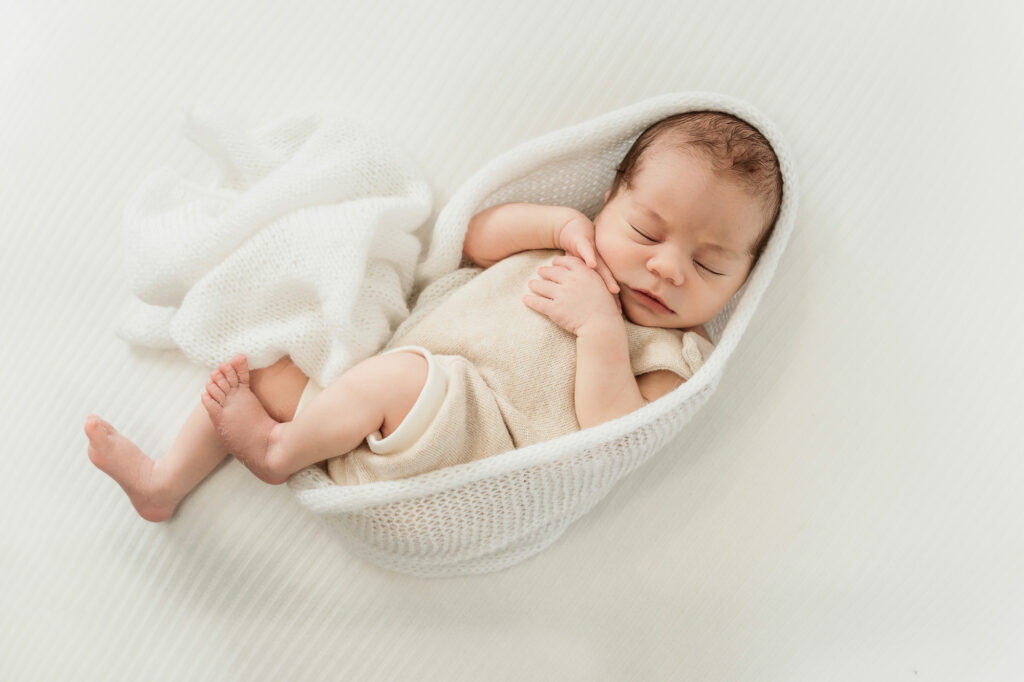 Newborn-Fotoshooting Baby schlafend zuhause bei Neumarkt am Wallersee (AT) zeitlos pur