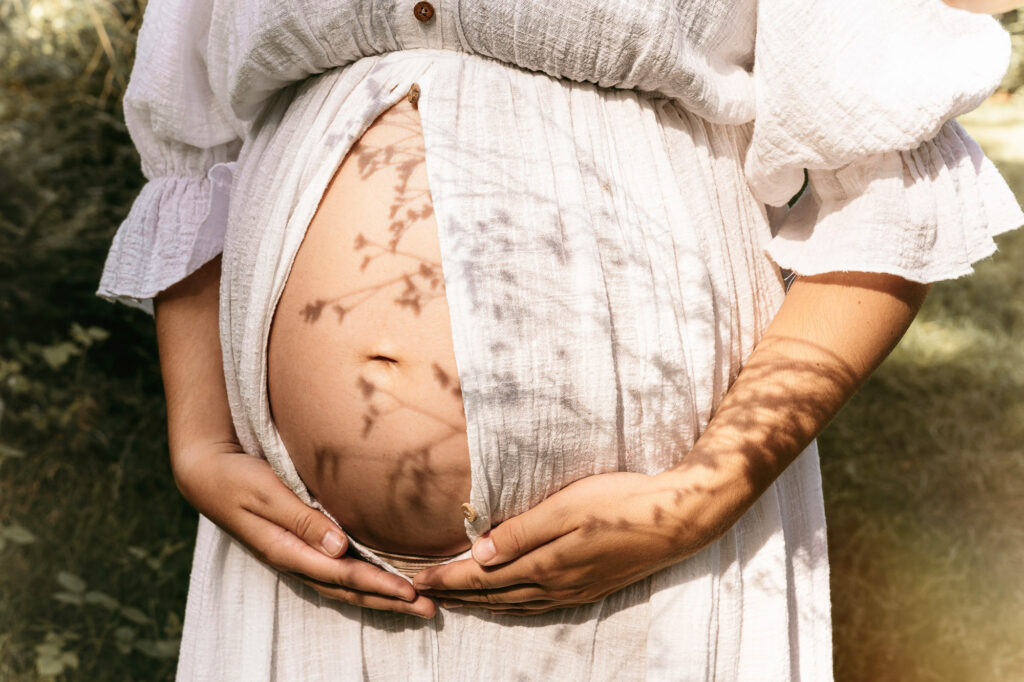 Babybauch-Shooting outdoor in Freilassing mit Kleidern
