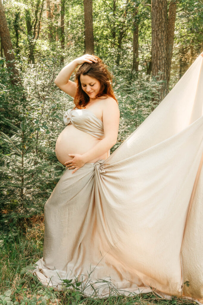 Babybauchfotos mit Tüchern bei Salzburg