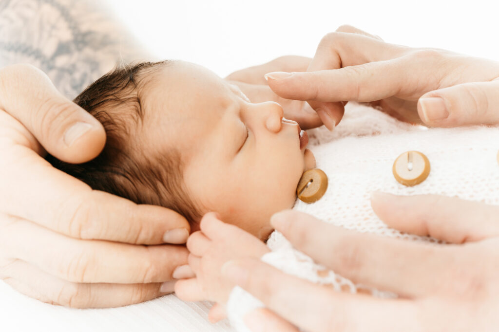 Kleine Nase zarte Hände von Mama Fotoshooting bei Freilassing