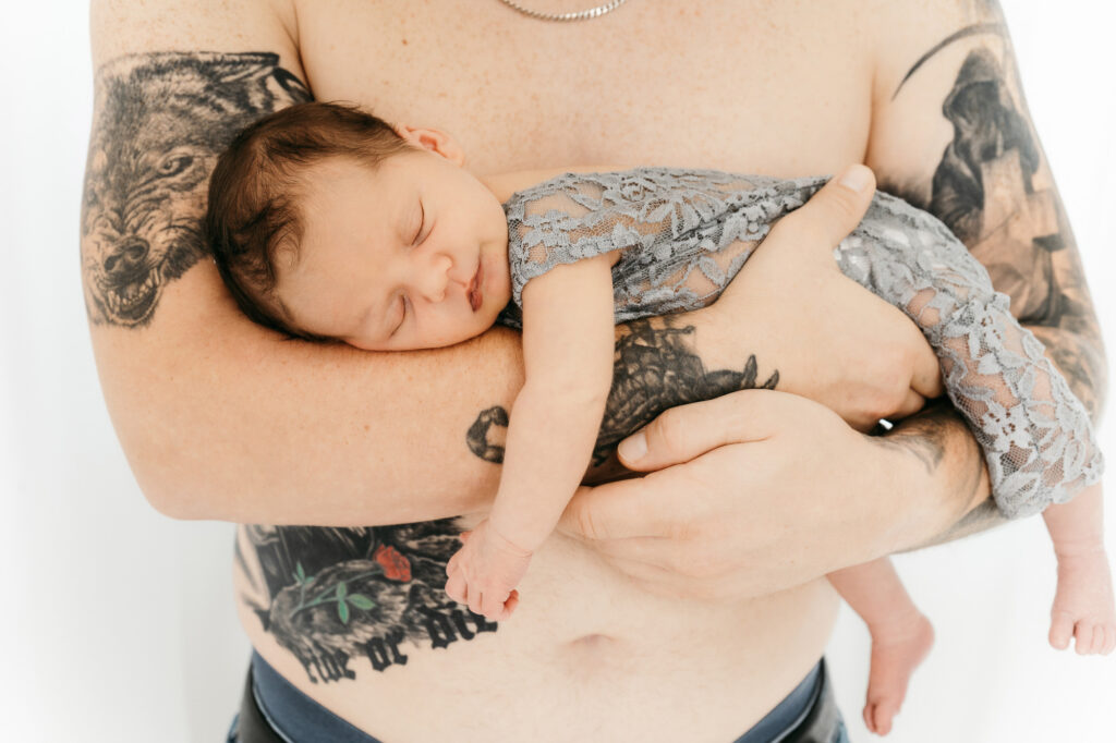 Papa und Baby besonderes Foto zuhause mit Babyfotografin Daniela