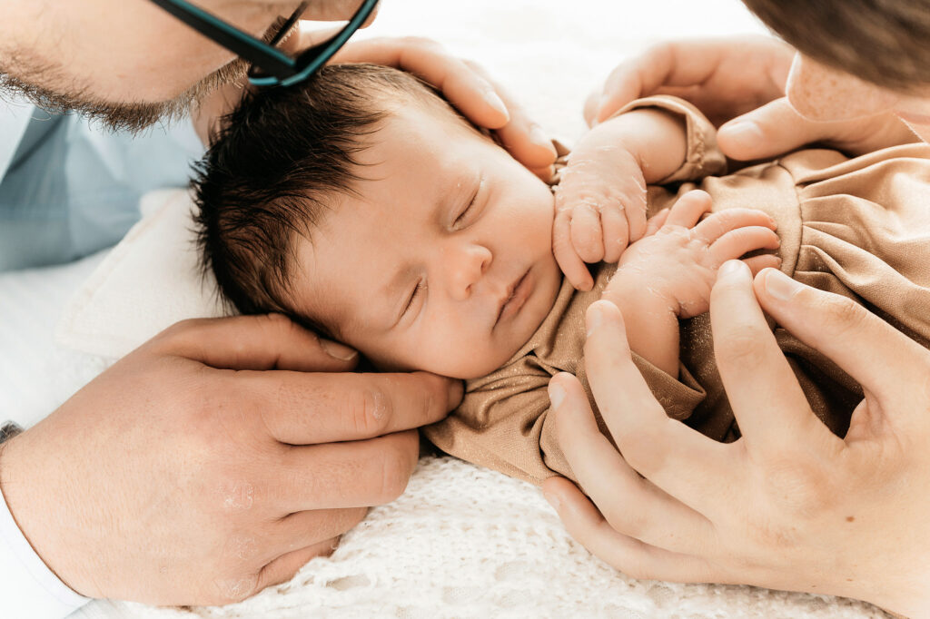 Nahaufnahme Babyhände und -füße beim Newborn-Shooting Zuhause