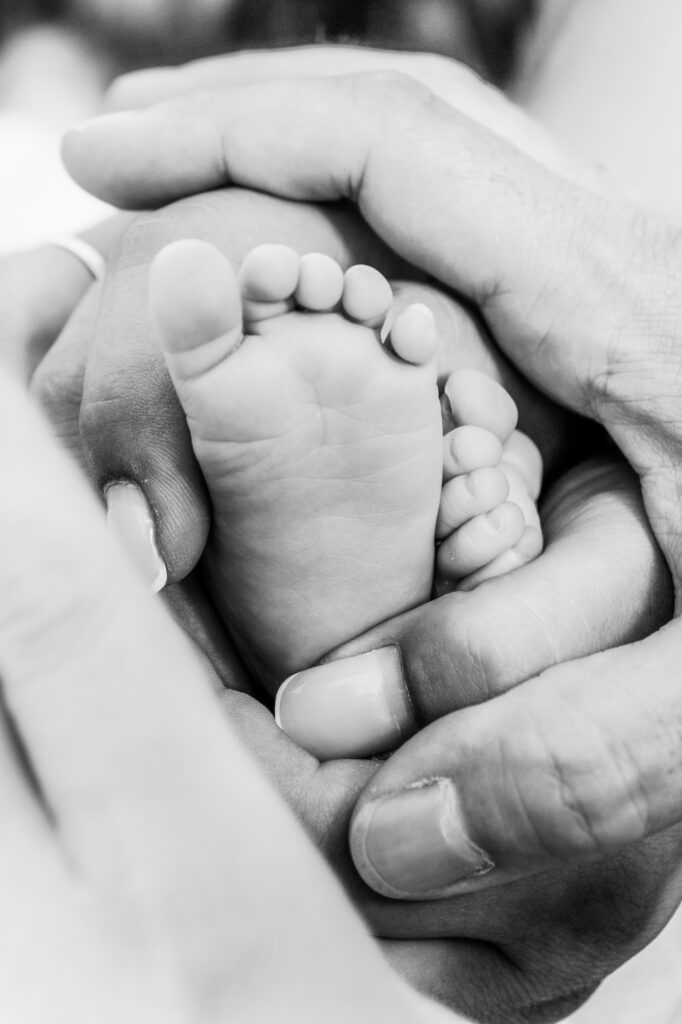 Babyfüße mit Händen Fotoshooting Salzburg (AT)