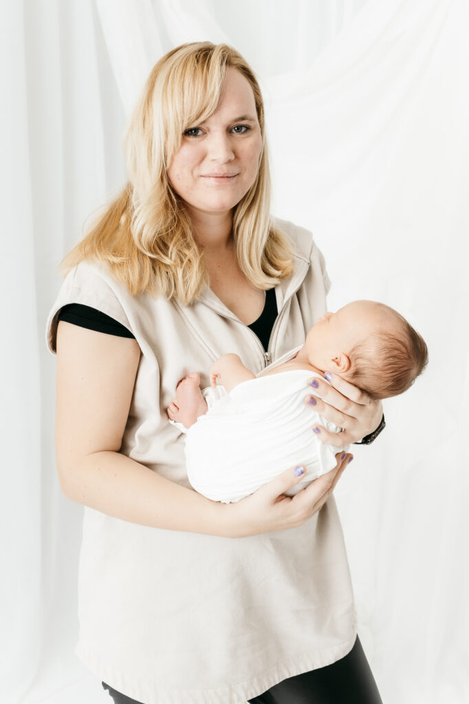 Baby-Fotografin Daniela Frank bei einem Shooting zuhause bei Freilassing