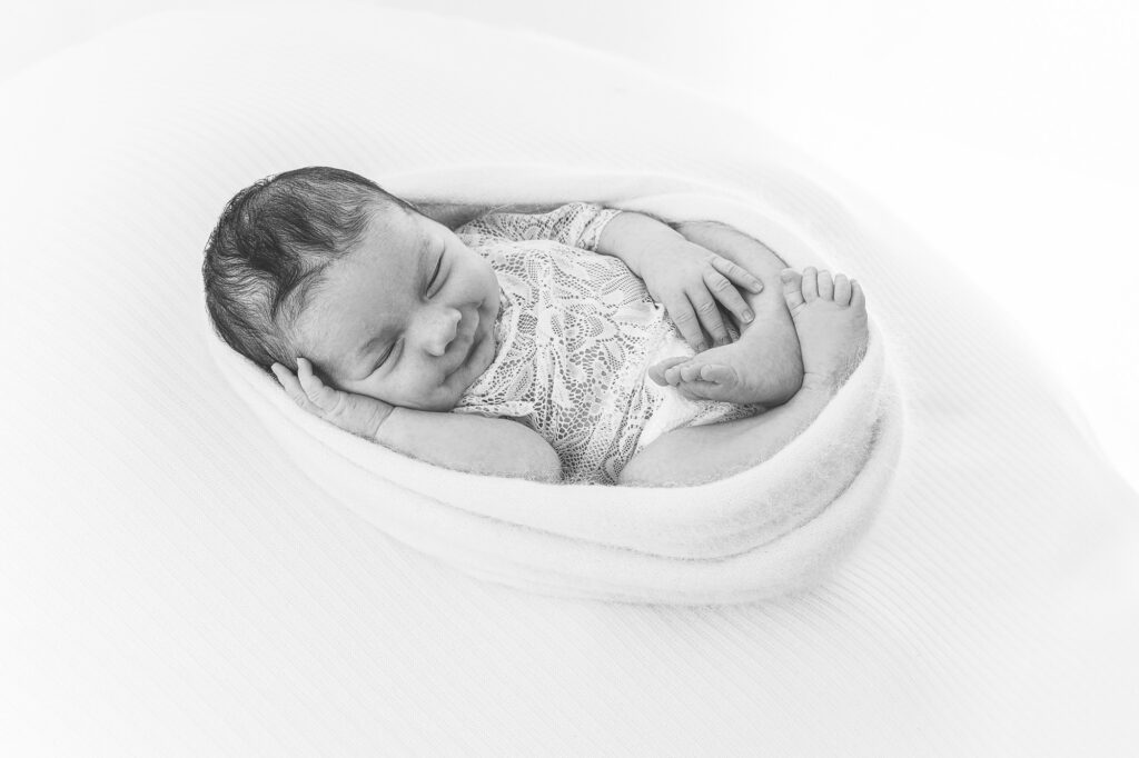 Baby lachend mit neutralem Hintergrund neugeborenenfotos Freilassing